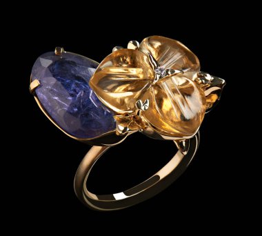 Lüks altın sarı ve mavi doğal taşlar ve siyah arka plan üzerine izole elmas yüzükle. Aşk ve evlilik kavramı.