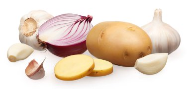 Bütün taze unpeeled patates yarım kırmızı soğan ve sarımsak karanfil beyaz arka plan üzerinde izole ile iki kıyılmış adet