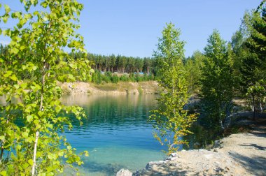 tatilcilerin ve yüzme turist güneş altında öğlen yaz aylarında dağ Gölü