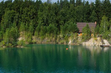 tatilcilerin ve yüzme turist güneş altında öğlen yaz aylarında dağ Gölü