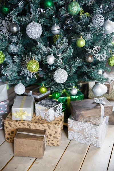 Χριστουγεννιάτικα Δώρα Κάτω Από Χριστουγεννιάτικο Δέντρο Στολίδια Πρωί Εσωτερικό Στυλ — Φωτογραφία Αρχείου