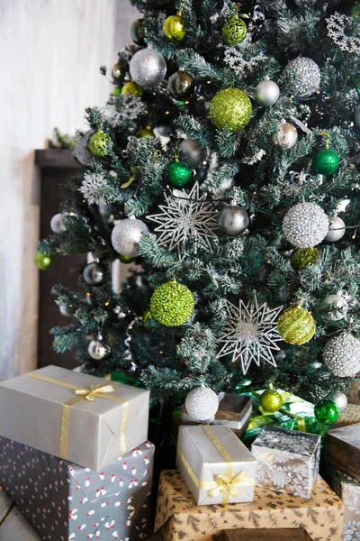 朝の装飾品 ビンテージ スタイルのインテリアとクリスマス ツリーの下にクリスマス プレゼント — ストック写真