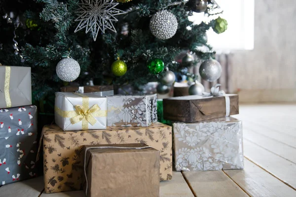 Giften Van Kerstmis Onder Kerstboom Met Decoraties Ochtend Het Interieur — Stockfoto