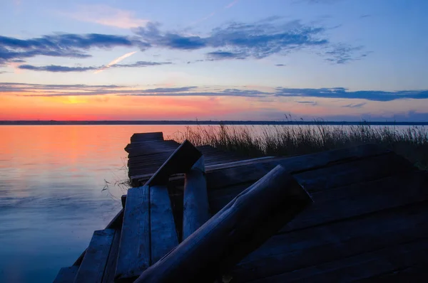 Вечерний Старый Пирс Озере Закате Летом — стоковое фото
