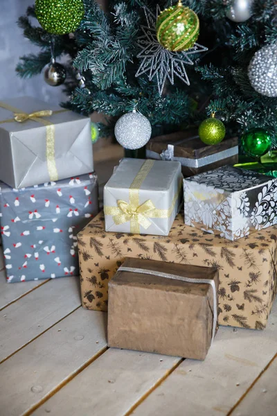 Cadeaus Onder Kerstboom Met Decoraties Ochtend Het Interieur Vintage Stijl — Stockfoto