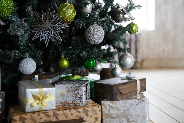 Hediyeler sabahleyin süslemeleri, vintage tarzı iç ile Noel ağacı altında