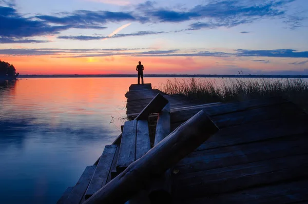 Рибалкою Вечір Старі Пристані Озеро Заході Сонця Влітку — стокове фото