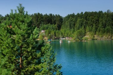 tatilciler ve yüzme turistler ile öğlen yaz aylarında dağ Gölü