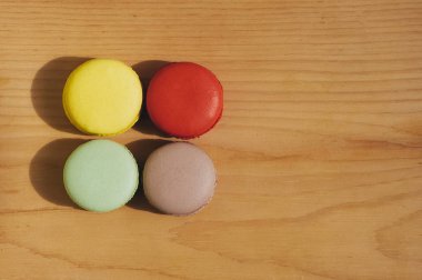 Ahşap doku izole renkli lezzetli fransız makarnalar