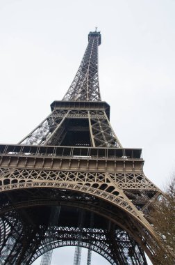 Fransa'da Eyfel Kulesi Paris'te turizm anıtı