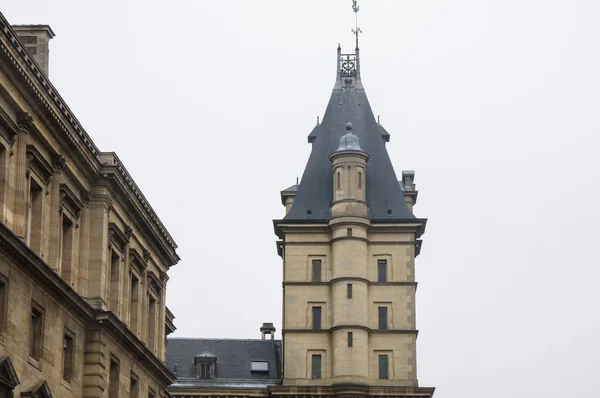 View of the roof of the old building and the tower against the gray autumn sky — Stock Photo, Image