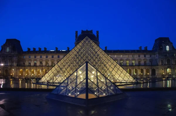 Louvre museum at twilight in winter Paris — Stock Photo, Image