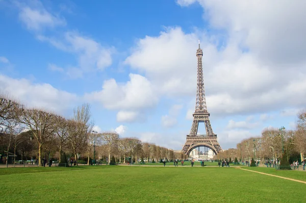 Fransa'da Eyfel Kulesi Paris'te turizm anıtı