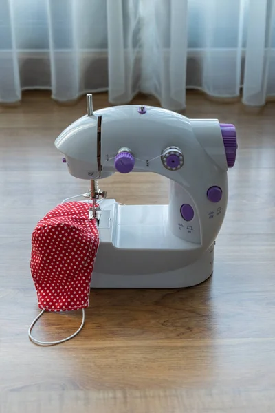 Mini Máquina Coser Con Una Máscara Facial Tela Roja Para — Foto de Stock