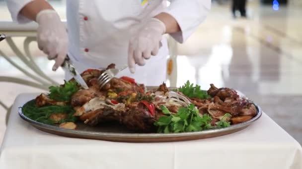 Detailní záběr na hlavu kuchaře říznutou králičím nožem v zelenině — Stock video