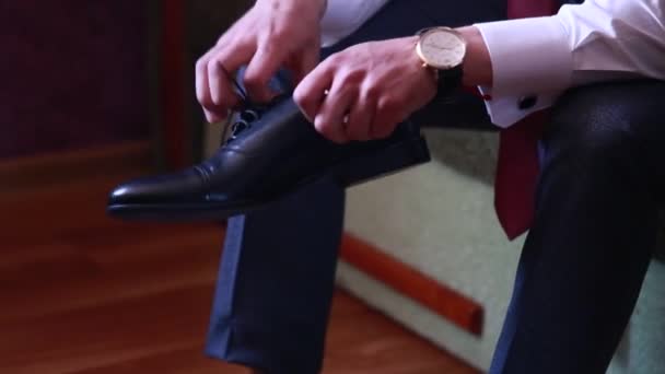 Close-up, o noivo usa sapatos elegantes no casamento — Vídeo de Stock