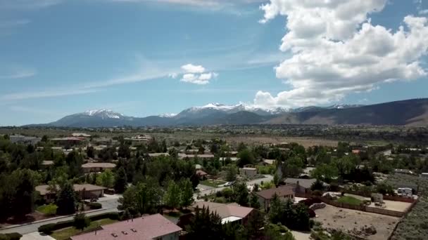 Vanuit de lucht, witte wolken over Amerikaanse stad op de achtergrond van de bergen — Stockvideo