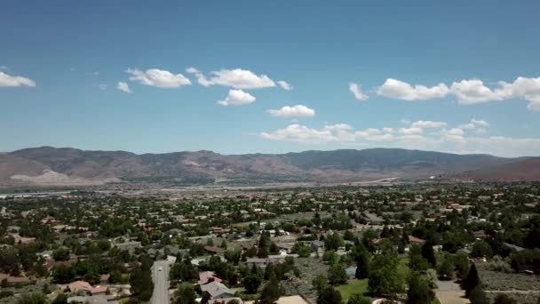 Aerea, nuvole bianche sopra la città americana sullo sfondo delle montagne — Video Stock