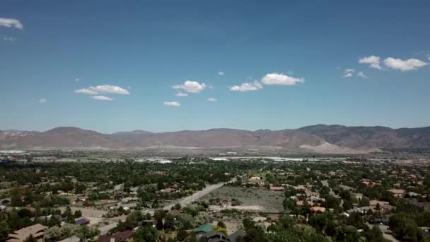 Aerial, white clouds over American town on the background of the mountains — Stock Video