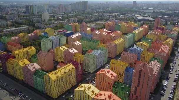 Farbiger Block mehrstöckiger Gebäude in Kyiv — Stockvideo