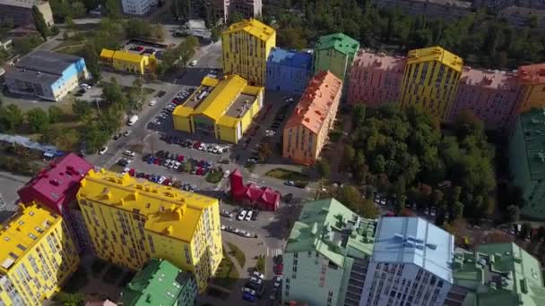 キエフでの多層建築物の色のブロック — ストック動画