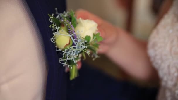Gros plan des mains, demoiselle d'honneur, portant un bottier à la fête de mariage — Video