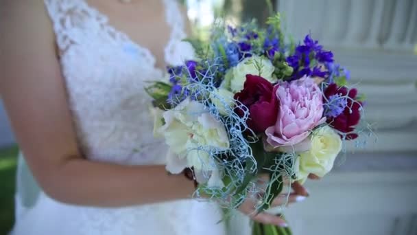 Stabilisator, boeket van wilde bloemen in de hand bruiden — Stockvideo