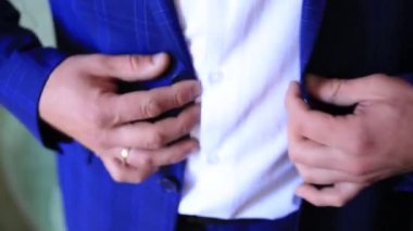 ceketi kadar düğmelerini damat düğün, yakın çekim, elleri