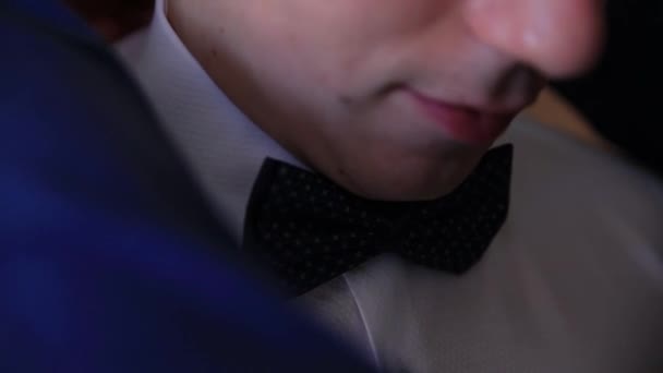 Novio, boda, enderezar la corbata — Vídeo de stock