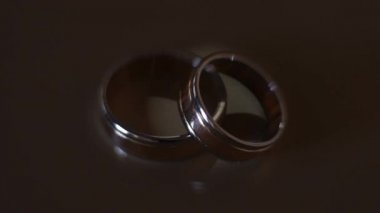 yakın çekim, Alyans masanın üzerinde bir el feneri ile aydınlatılmış