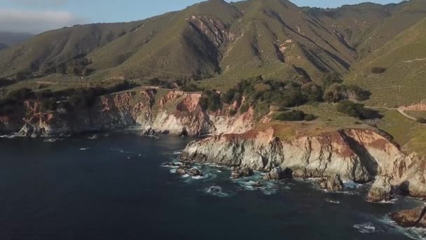 Aérea, montañas en la orilla del océano — Vídeo de stock