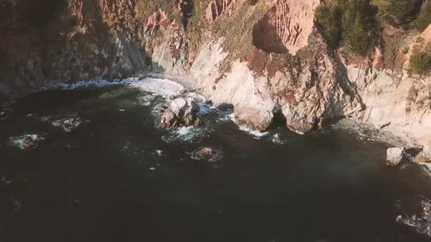 aérien, montagnes sur le rivage de l'océan