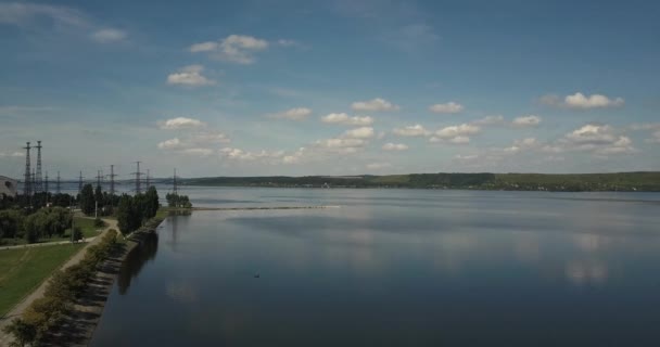 Повітряна фотографія озера на тлі синього неба і білих хмар міста Бурштин, Україна. — стокове відео