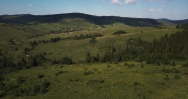 Hava, Karpatlar dağları. Yağmur bulutlu mavi Ukrayna gökyüzü