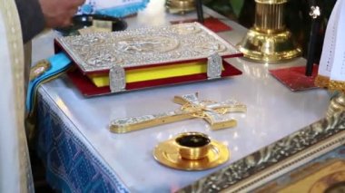 Rahipler bir kadeh şarap vaftiz eder.