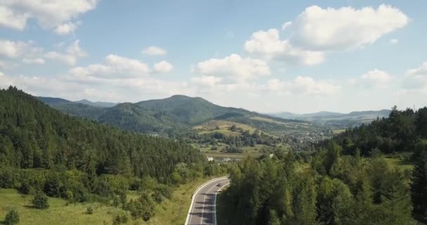 Aereo, montagne dei Carpazi. Cielo blu ucraino con nuvole di pioggia — Video Stock