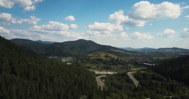 Aereo, montagne dei Carpazi. Cielo blu ucraino con nuvole di pioggia — Video Stock