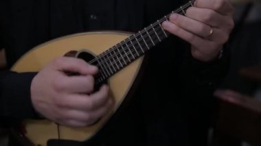 Mandolin İtalyan bir adam oyuncu eller