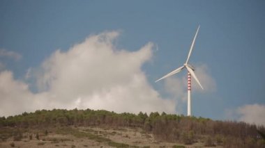 Rüzgar enerji santrali karşı güzel bir mavi gökyüzü