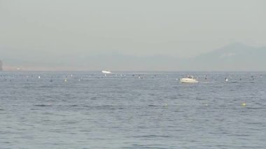 küçük bir tekne bir ada Dağları ile arka plan üzerinde deniz boyunca yelken