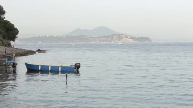 küçük bir tekne bir ada Dağları ile arka plan üzerinde deniz boyunca yelken