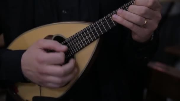 Mandolin İtalyan bir adam oyuncu eller — Stok video