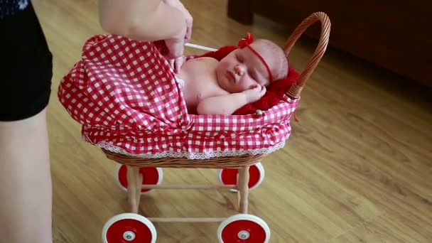 Фотограф готовит новорожденную девушку к фотосессии, переодевается, меняет фон, меняет позы — стоковое видео