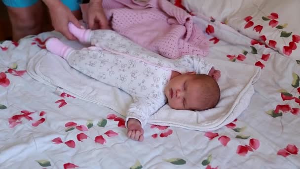 The photographer prepares a newborn girl for a photo shoot, changes clothes, changes backgrounds, changes poses — Stock Video