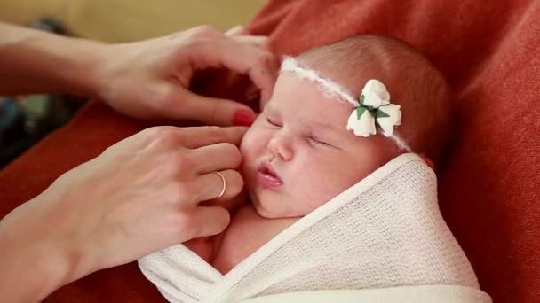 Der Fotograf bereitet ein neugeborenes Mädchen auf ein Fotoshooting vor, wechselt die Kleidung, wechselt den Hintergrund, ändert die Posen — Stockvideo