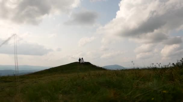 Menyasszony és vőlegény a hegyen a Kárpátokban, Légifotó-videó — Stock videók