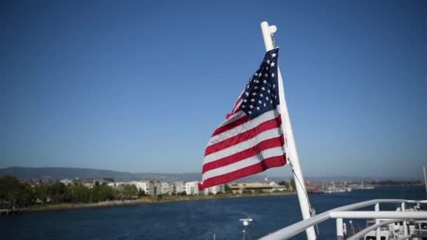 Αμερικάνικη σημαία που πετάει σε σκάφος στον κόλπο του Σαν Φρανσίσκο — Αρχείο Βίντεο