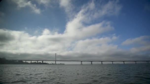 San Francisco Golden Gate Bridge, widok z żaglowiec — Wideo stockowe