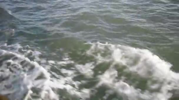 Sendero en las olas desde un barco flotante — Vídeos de Stock