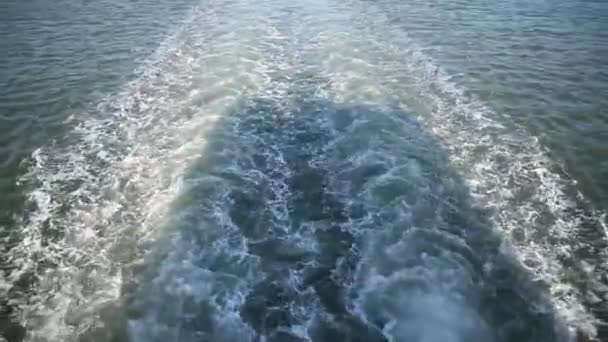 Trail på vågorna från ett flytande skepp — Stockvideo